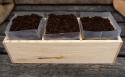 Plantekasse træ 3 rum, Lad kokosjorden opsuge alt vandet og løsn den, herefter er jorden klar til at så eller plante i.