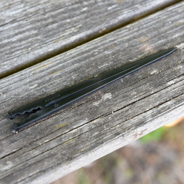 Jordspyd, Holder til drypdyse eller slange (4 mm) til soldrevne vandingssystemer.